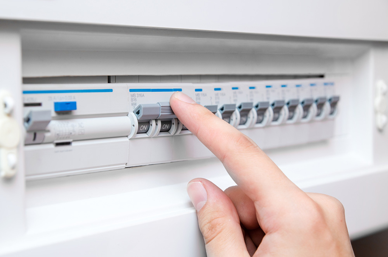 Schalt­schrank­bau bei Elektro Gernert in Rödelsee